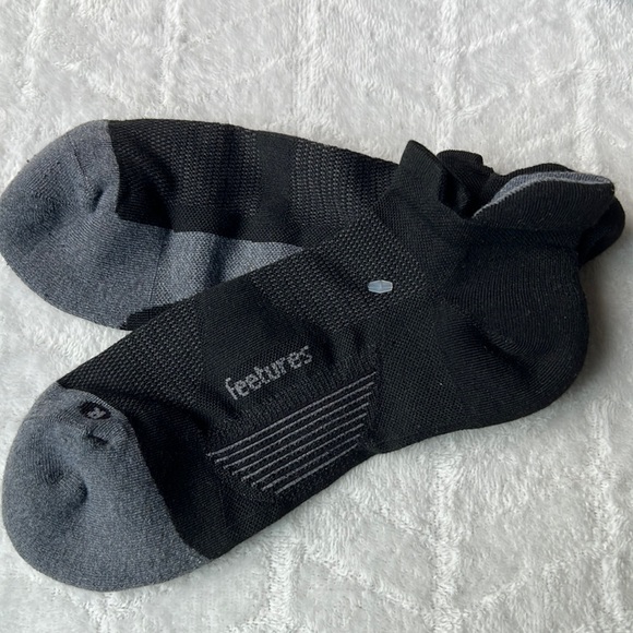 ( 2) Feetures  Elite Max Cushion No Show Tab Socks - Picture 9 of 15
